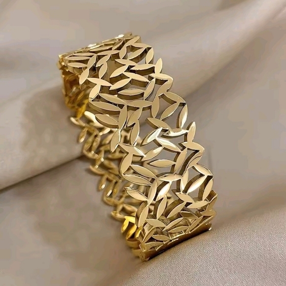 Jewelry - Elegant Gold Leaf Bracelet